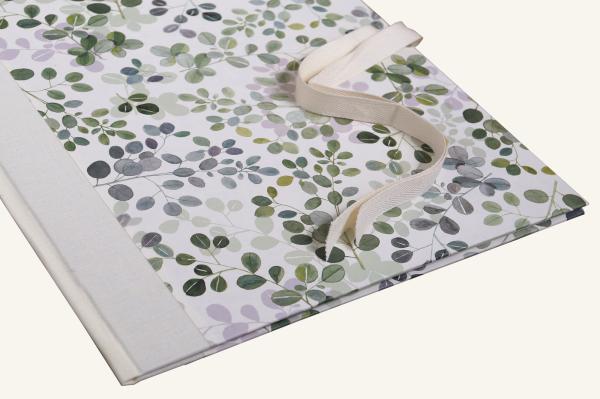 Binder with eukalyptus motif